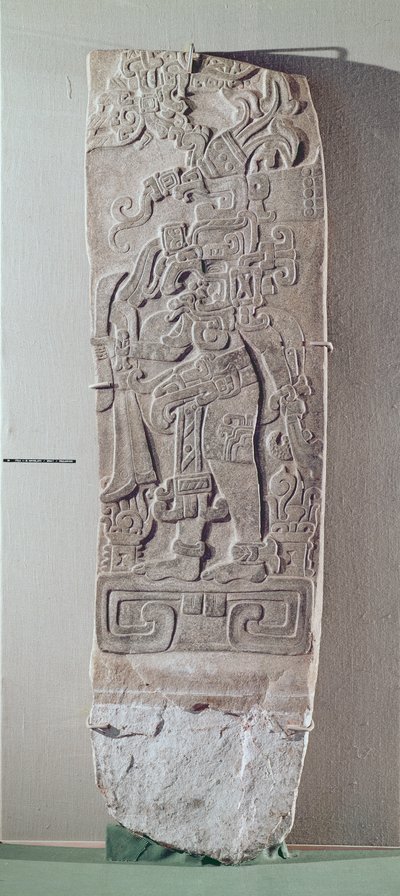 Stele II, rechteckig mit Reliefdarstellung einer Figur auf einer Plattform, vorklassische Periode, ca. 1000 v. Chr. - 250 n. Chr. von Mayan